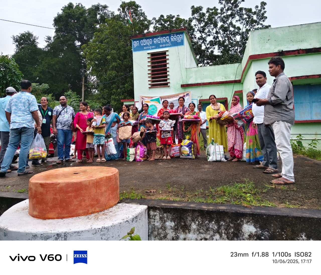 ସ୍ପନ୍ଦନ ସ୍ୱେଚ୍ଛାସେବୀ ଅନୁଷ୍ଠାନ ଦ୍ଵାରା ବାତ୍ୟା ପୀଡ଼ିତ ଲୋକଙ୍କୁ ସହାୟତା ।