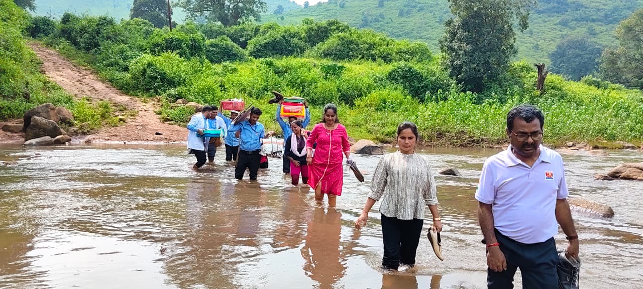 ମୁନୁଷପଦର୍ ଗାଁରେ ପହଞ୍ଚିଲା ଉତ୍କଳ ଆଲୁମିନା ମୋବାଇଲ୍ ସ୍ବାସ୍ଥ୍ୟ ଟିମ୍ .