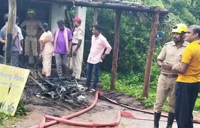 ସର୍ଟ ସର୍କିଟ ଯୋଗୁଁ ଜଳିଗଲା ବାଇକ୍ ଗ୍ୟାରେଜ: ଲକ୍ଷାଧିକ ଟଙ୍କାର କ୍ଷତି ।