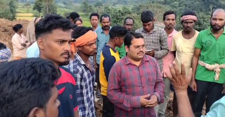 ଆଜି କୁ 15ଦିନ ବିତିଯାଇ ଥିଲେ ସୁଦ୍ଧା ବିଦ୍ୟୁତ୍ ସେବା ପାଇବାରୁ ବଞ୍ଚିତ ଭୂସ୍ଖଳନ ହଇ ଥିବା ପେକଟ ଗ୍ରାମ ବାସୀ ।