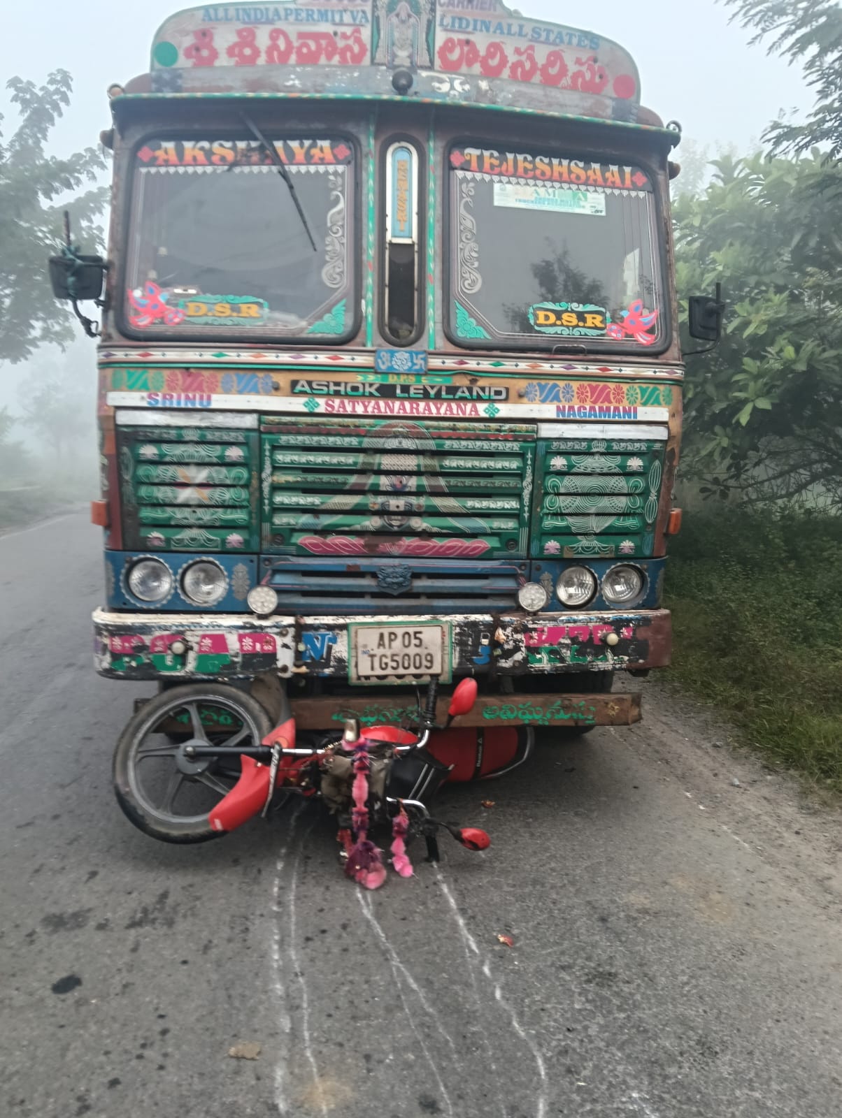 ଦୁର୍ଘଟଣାରୁ ଅଳ୍ପକେ ବତ୍ତିଗଲେ ବାଇକ ଚାଳକ