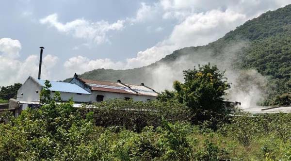 ସର୍ଟ ସର୍କିଟ ଯୋଗୁଁ ଗଜପତିରେ ଜଳିଗଲା ଜଗନ୍ନାଥ କାଜୁ ଇଣ୍ଡ୍ରଷ୍ଟି, ୨ କୋଟିରୁ ଉର୍ଦ୍ଧ ସମ୍ପତ୍ତି କ୍ଷତି ।୨୦ ଘଣ୍ଟା ବିତିଲା ତଥାପି ଜଳୁଛି ନିଆଁ