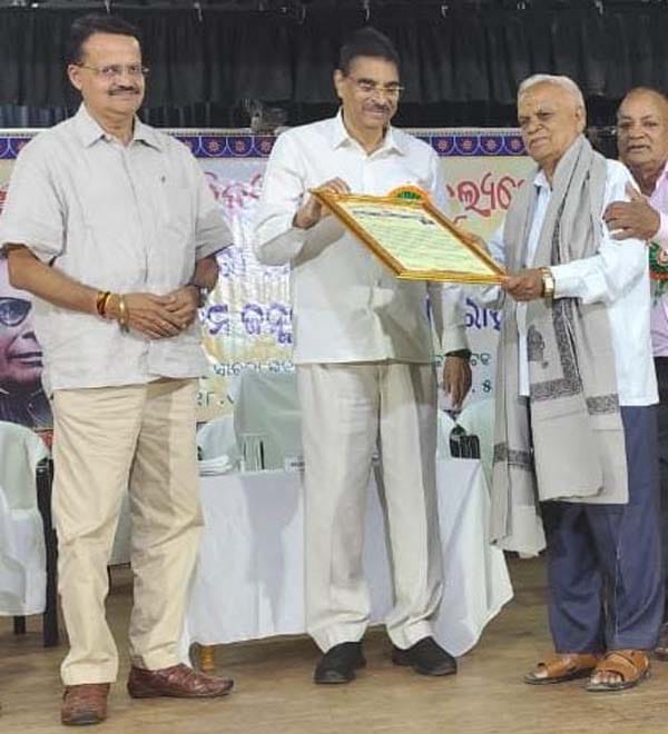 ବିଶିଷ୍ଟ ସାହିତ୍ୟିକ, ଉପାନ୍ତ ପ୍ରହରୀ ପୂର୍ଣ୍ଣଚନ୍ଦ୍ର ମହାପାତ୍ର ରାଜ୍ୟପାଳଙ୍କ ଦ୍ୱାରା ସମ୍ମାନୀତ ।