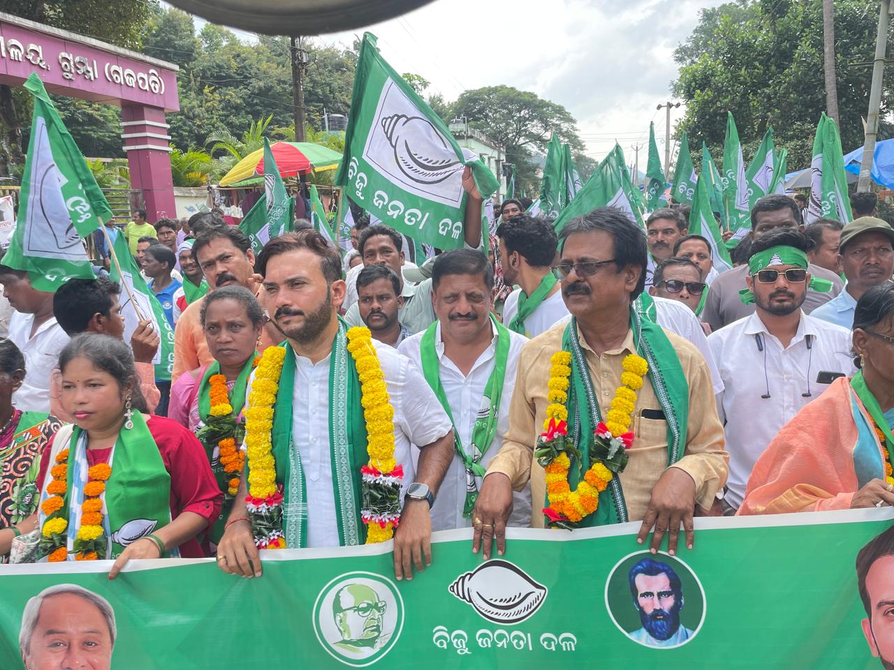 ଗୁମ୍ମା ବ୍ଲକ ରେ ବିଜେଡି ର ଜନସଂପର୍କ ପଦଯାତ୍ରା ରେ ସାମିଲ ହେଲେ ବିଧାୟକ