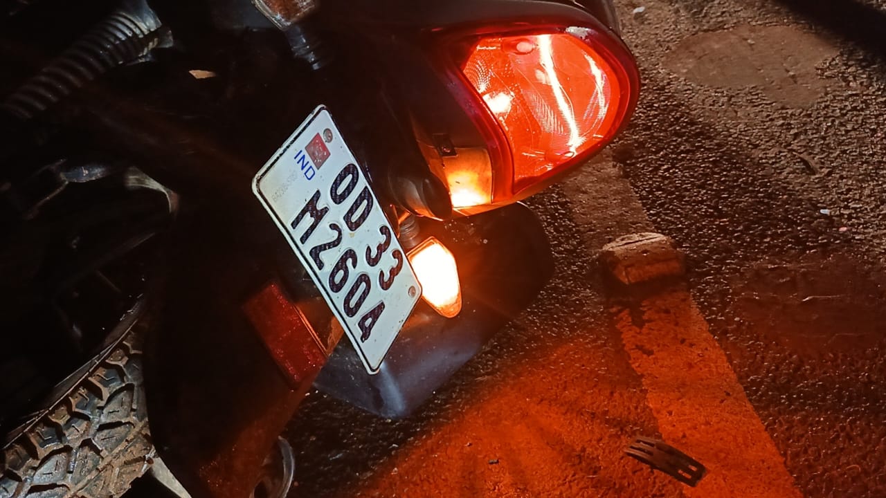 ରାସ୍ତା ଉପରେ ବେଆଇନ ଭାବେ ଛିଡା ହୋଇଥିବା କୋଇଲା ବୋଝେଇ ଟ୍ରକ କୁ ପଛରୁ ପିଟି ଯୁବକ ମୃତ ।