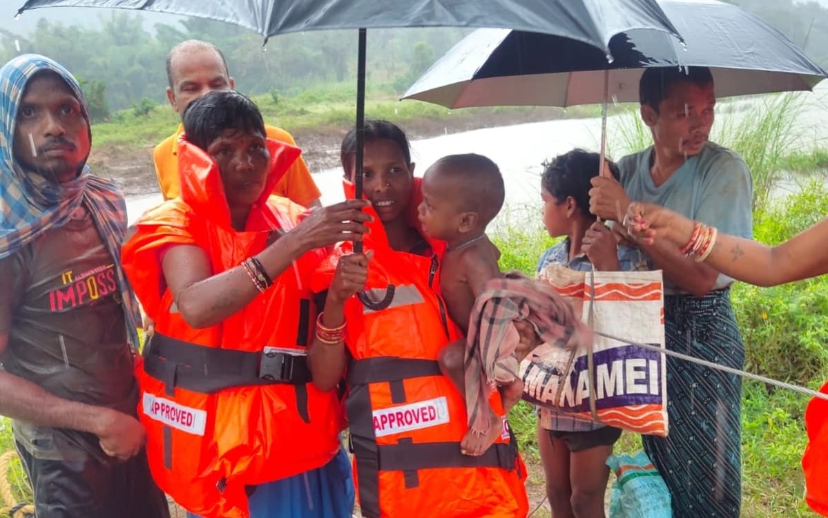 ମହିଳାଙ୍କ ହେଉଥିଲା ପ୍ରସବ ଯନ୍ତ୍ରଣା, ନଦୀରେ ପାଣି ବଢ଼ିଯିବାରୁ ଘଟିଲା..