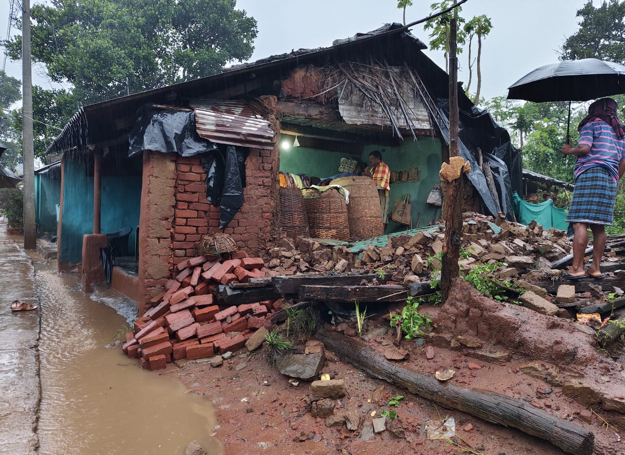 ମନ୍ଥା ଉଜାଡ଼ିଲା ବାସ ଘର