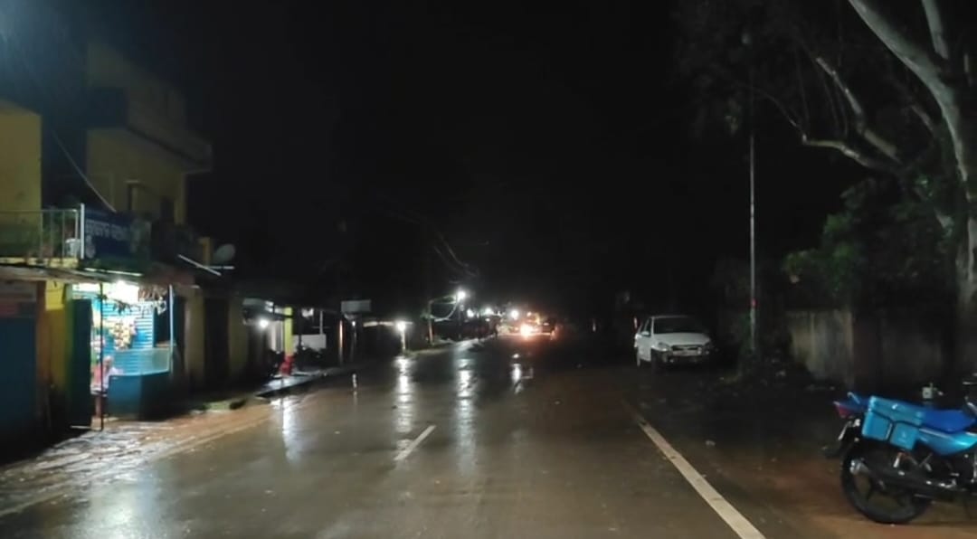 ଟିକାବାଲି ରେ ବାତ୍ୟା 'ମୋନ୍ଥା’ପାଇଁ ଜନ ଜୀବନ ଭୟ ଭିତ,ଝିପି ଝିପି ବର୍ଷା ଅବ୍ୟାହତ ରାସ୍ତା ଘାଟ ଶୂନ ଶାନ.