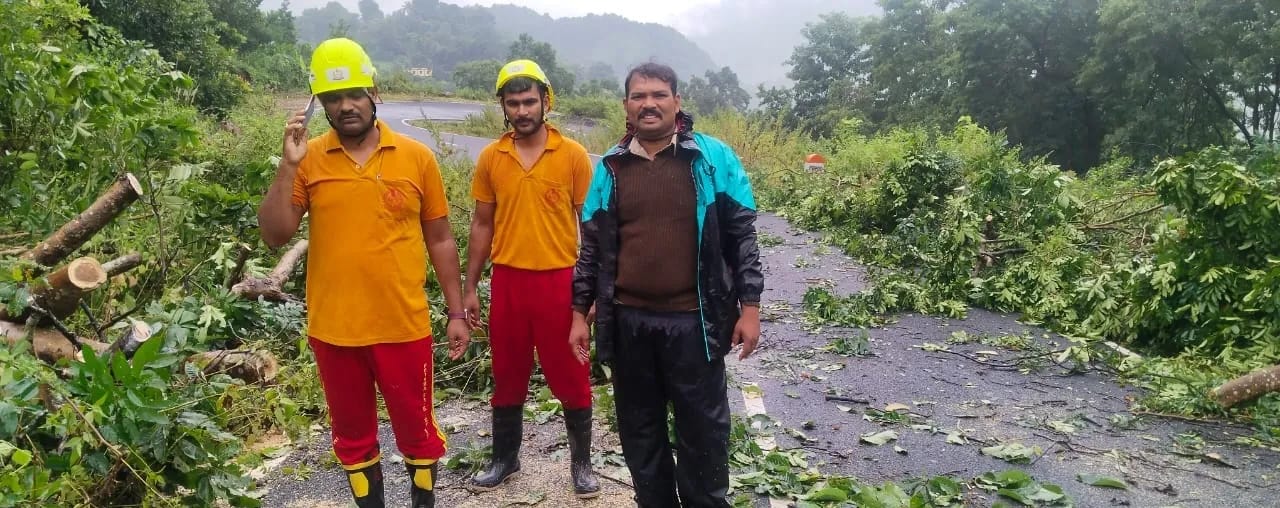 ଅଜୟଗଡ-ନାମନଗଡ ରାସ୍ତା ଉପରେ ପଡ଼ିଲା ଗଛ, ସଫା କଲା ଅଗ୍ନିଶମ ବାହିନୀ