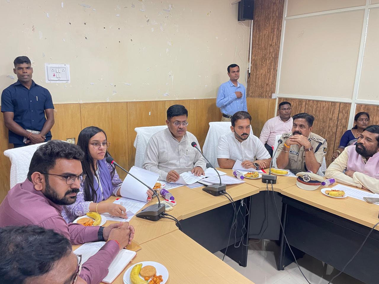 ମୋନ୍ଥା ବାତ୍ୟର କ୍ଷୟକ୍ଷତିକୁ ନେଇ ମାନ୍ୟବର ମନ୍ତ୍ରୀଙ୍କ ସମୀକ୍ଷା ବୈଠକ ଅନୁଷ୍ଠିତ ।