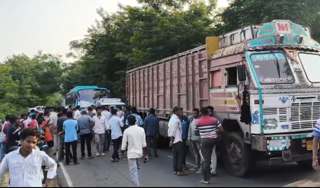 ଟେଙ୍କର ଧକ୍କାରେ ଦୁଇ ବାଇକ ଆରୋହୀ ମୃତ ଘଟଣାରେ ରାସ୍ତା ଅବରୋଧ