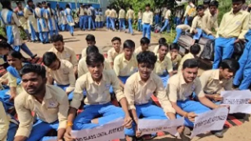 ଜୟନ୍ତଗିରି ଓଡ଼ିଶା ଆଦର୍ଶ ବିଦ୍ୟାଳୟରେ ଇଂରାଜୀ ଶିକ୍ଷୟତ୍ରୀ ବିରୋଧରେ ଛାତ୍ରଛାତ୍ରୀଙ୍କ ଆନ୍ଦୋଳନ