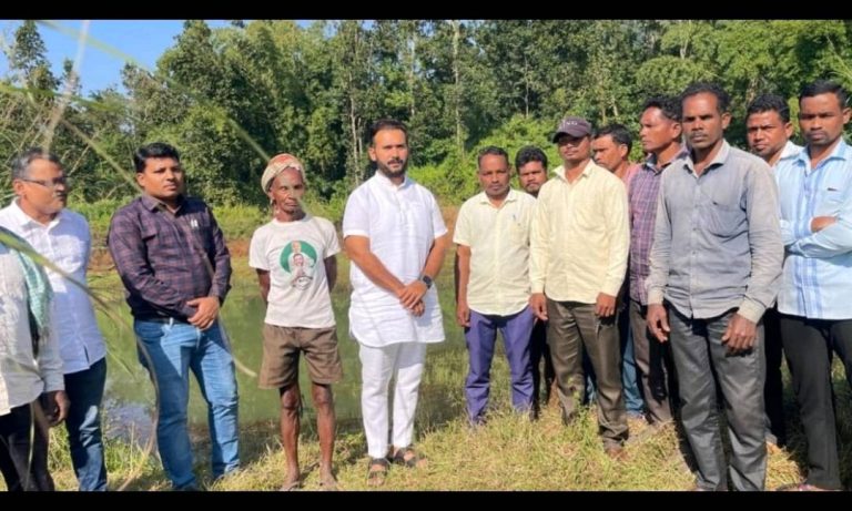 ଗୁମ୍ମା ବ୍ଲକର ଲାତୁରୁଗଡ ବନ୍ଧ ଭାଙ୍ଗି ହୋଇଥିବା ଫସଲ କ୍ଷତିକୁ ପାରଳାଖେମୁଣ୍ଡି ବିଧାୟକ ଅନୁଧ୍ୟାନ କଲେ ।