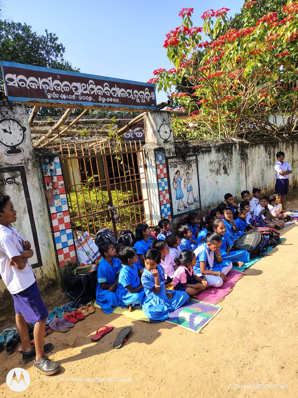 ଶିକ୍ଷତ୍ରୀଙ୍କ ବଦଳି ନ ହେବା ପ୍ରତିବାଦରେ, ସ୍କୁଲରେ ତାଲା ପକେଇଲେ ଗ୍ରାମବାସୀ