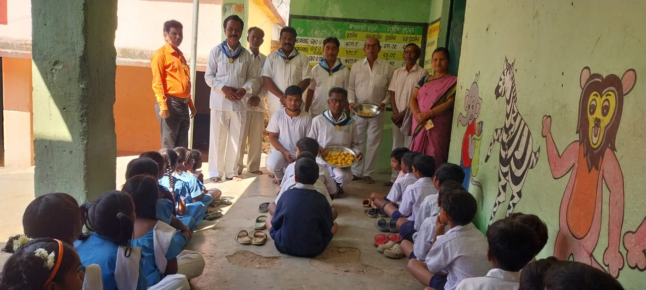 "କତାପେଟା ଶ୍ରୀ ସତ୍ୟ ସାଇ ସେବା ସମିତି ଶତମ ଜନ୍ମ ବାର୍ଷିକୀ ଅବସରରେ ଛାତ୍ରଛାତ୍ରୀଙ୍କୁ ମିଷ୍ଟାନ୍ନ ବଣ୍ଟନ"