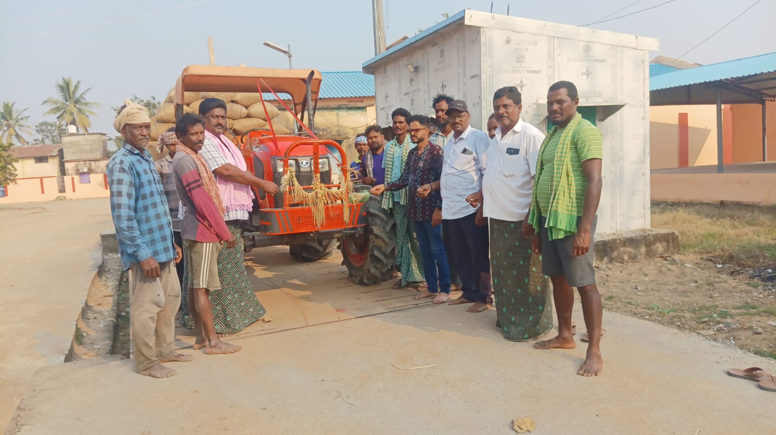 ଝରାପାଲି ମାର୍କେଟ ଥୁଆପାଲି ଠାରେ ଆଜି ପ୍ରଥମକରି ବିକ୍ରି ପାଇଁ ୭୦୦ ପେକେଟ ଧାନ ପହଞ୍ଚିଛି।