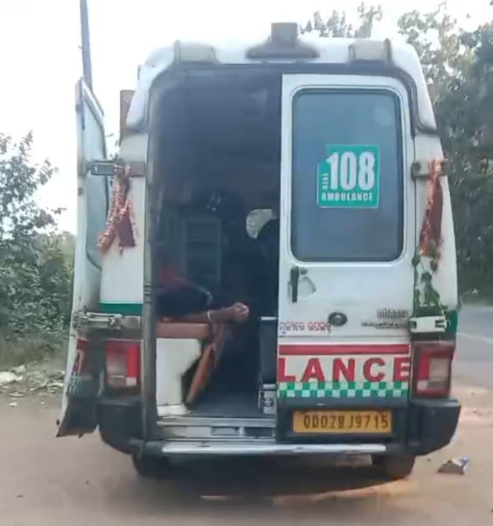 ଅଧା ରାସ୍ତା ଅଟକି ରହିଛି ଆମ୍ବୁଲାନ୍ସ ଜାତୀୟ ରାଜପଥ ରାସ୍ତାରେ ରୋଗୀ ଅନ୍ତସନ୍ତ