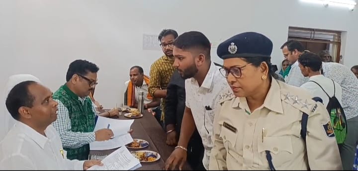 କୁମୂଳାସିଂପଞ୍ଚାୟତ ସମ୍ମିଳନୀ କକ୍ଷ ଠାରେ ଜିଲ୍ଲାପାଳଙ୍କ ମିଳିତ ଜନ ଅଭିଯୋଗ ଶୁଣାଣୀ ଅନୁଷ୍ଠିତ ।