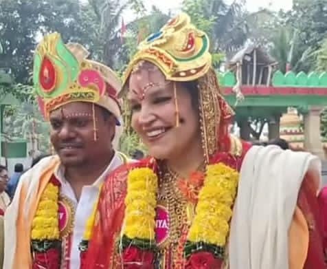 ଗଜପତିରେ ଏକ ବିରଳ ବାହାଘର….. ପ୍ରେମ ପାଇଁ ସାତସମୁଦ୍ର ପାର ହୋଇ ୟୁରୋପରୁ ଆସିଲେ ଯୁବତୀ, ହିନ୍ଦୁରୀତି ଅନୁଯାୟୀ ଓଡ଼ିଆପୁଅକୁ ବାହା ହୋଇ ଏନା ହେଲେ ଅନନ୍ୟା