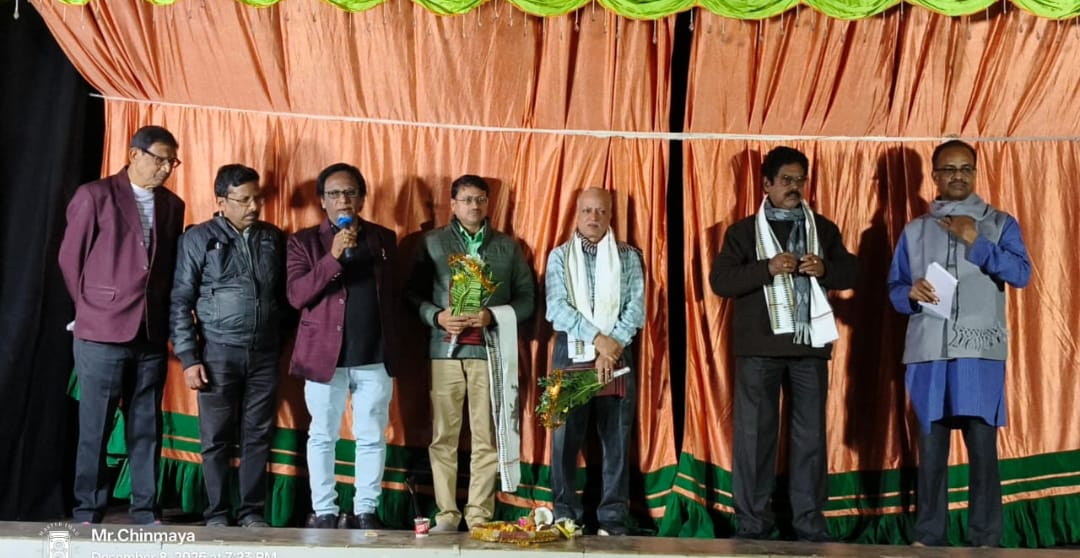 ଫୁଲବାଣୀ ଠାରେ ବନାନୀ କଳା ସଙ୍ଗମର ୨୨ତମ ଅବଦାନ ଶହୀଦ ଭଗତ ସିଂ ମଞ୍ଚସ୍ଥ... କନ୍ଧମାଳ :-8/12 (ରିପୋର୍ଟ କୁନା ଦିଗାଲ) କନ୍ଧମାଳ ଜିଲ୍ଲାର ଏକ ଅଗ୍ରଣୀ ନାଟ୍ୟ ଅନୁଷ୍ଠାନ ବନାନୀ କଳା ସଙ୍ଗମ ପକ୍ଷରୁ ସୋମବାର ୮ତାରିଖ ଦିନ ସଂଧ୍ୟା ୭ଟlରେ ସ୍ଥାନୀୟ ଗାନ୍ଧୀ ସ୍ମୃତି ଭବନ ଠାରେ ସ ଦେଶାତ୍ମବୋଧକ ନାଟକ ଶହୀଦ ଭଗତ ସିଂ କୁ ମୁଖ୍ୟ ଅତିଥି ଭାବେ ଯୋଗ ଦେଇ ଜିଲ୍ଲା ମୁଖ୍ୟ ଚିକିତ୍ସା ଓ ଜନ ସ୍ଵାସ୍ଥ୍ୟ ଅଧିକାରୀ ଡ଼ା ସନ୍ତୋଷ କୁମାର ପାଢ଼ୀ ଉଦଘାଟନ କରିଥିଲେ l ସମ୍ମାନୀତ ଅତିଥି ଭାବେ ମୁଖ୍ୟ ସଧାରଣ ପରିଚାଳକ ରାକେଶ କୁମାର ପଣ୍ଡା ଯୋଗ ଦେଇ ଦିନକୁ ଦିନ ଲୋକଂକ ମଧ୍ୟରେ ନାଟକ ପ୍ରତି ଆଗ୍ରହ କମି ଯାଉଥିବା ବେଳେ ବନାନୀ ପକ୍ଷରୁ ନାଟ୍ୟ ଚେତନା, ନାଟକ ପ୍ରତି ଆଗ୍ରହ ସୃଷ୍ଟି କରିବା ପାଇଁ ପ୍ରୟାସ କରାଯାଉଥିବାରୁ ଭୂୟସୀ ପ୍ରଶଂସା କରିଥିଲେ l ଏହି ନାଟକ କୁ ନିର୍ଦ୍ଦେଶନା ଦେଉଛନ୍ତି ବରିଷ୍ଠ ସାମ୍ବାଦିକ ଡଃ ଅରୁପ ଜେନା, କାର୍ଯ୍ୟ କାରୀ ନିର୍ଦେଶକ ପ୍ରଭାତ ଦାସ ଓ ସହ ନିର୍ଦ୍ଦେଶକ ଭାବରେ ବରିଷ୍ଠ ଆଇନଜୀବି ବିଜୟ ପଟ୍ଟନାୟକ ଅଛନ୍ତି l ମୁଖ୍ୟ ବ୍ୟବସ୍ଥାପକ ଭାବେ ବନାନୀ ସାଧାରଣ ସମ୍ପାଦକ ତଥା ବରିଷ୍ଠ ସାମ୍ବାଦିକ ସୁନୀଲ ପଟ୍ଟନାୟକ ରହିଥିବା ବେଳେ ପରିଚାଳକଭାବେ ଅଶୋକ ପରିଡ଼ା ଓ ସହ ପରିଚାଳକ ଭାବେ ଅଶୋକ ମହାନ୍ତି, ଅଶୋକ ପ୍ରଧାନ, ଓ ଜୟଦେବ ନାୟକ ପ୍ରମୁଖ ରହିଛନ୍ତି l ନୃତ୍ୟ ନିର୍ଦ୍ଦେଶନା ଦେଉଛନ୍ତି ଡ୍ୟାନସ ଏକାଡେମୀ ସମ୍ପlଦକ୍ ସୋନ୍ତୋଶ ପାତ୍ର ଏହି ନାଟକରେ ୫୦ଜଣ କଳାକାର ଅଂଶ ଗ୍ରହଣ କରିଥିଲେ l ସ୍ଥାନୀୟ କଳାକାର ମାନଙ୍କ ନିଖୁଣ ଅଭିନୟ ସମସ୍ତଙ୍କ ମନକୁ ଛୁଇଁଥିଲା l ଆଜି ମଧ୍ଯ ସନ୍ଧ୍ୟାରେ ନାଟକ ପ୍ରଦର୍ଶିତ ହେବ l ମୁଖ୍ୟ ଅତିଥି ଓ ସମ୍ମାନିତ ଅତିଥି ଙ୍କୁ ବନାନୀ ପକ୍ଷରୁ ପୁଷ୍ପ ଗୁଛ, ଉପଢ଼ୌକନ, ସ୍ମାରକୀ ପ୍ରଦାନ କରି ସମ୍ବର୍ଦ୍ଧିତ କରlଯାଇଥିଲା l