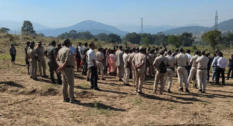 ଶହ କୋଟି ଟଙ୍କା ବ୍ୟୟରେ ପ୍ରସ୍ତାବିତ ପଞ୍ଚତରକା ହୋଟେଲ ନିର୍ମାଣକୁ ବିରୋଧ, ଭିଟା ମାଟି ନ ଛାଡିବା ଜିଦରେ ଗ୍ରାମବାସୀ ଅଟଳ…… ପ୍ରଶାସନ ୧୬୩ ଧାରା ଲଗାଇ ପୋଲିସ ମୁତୟନ କଲେ ।