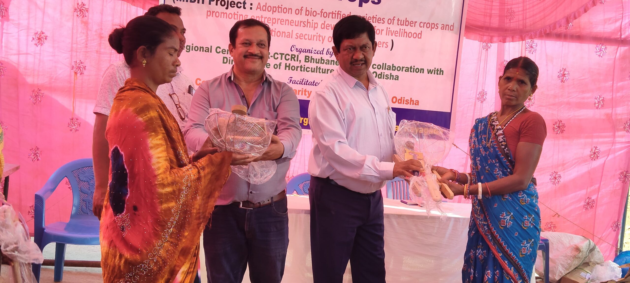 ଦିନିକିଆ ପ୍ରଶିକ୍ଷଣ କାର୍ଯ୍ୟକ୍ରମ ରାୟଗଡ଼ା ଜିଲ୍ଲା କୋଲନରା ବ୍ଲକ  ଡୁମୁରିଗୁଡା ପଞ୍ଚୟତା କେ. ଡେଙ୍ଗା୍ସର୍ଗୀ ଠାରେ କନ୍ଦମୂଳ ଫସଲରେ ମୂଲ୍ୟ ବୃଦ୍ଧି  ବିଷୟରେ ଏକ ଦିନିଆ ପ୍ରଶିକ୍ଷଣ କାର୍ଯ୍ୟକ୍ରମ ସଫଳତାର ସହ ଆୟୋଜିତ ହୋଇଯାଇଛି।