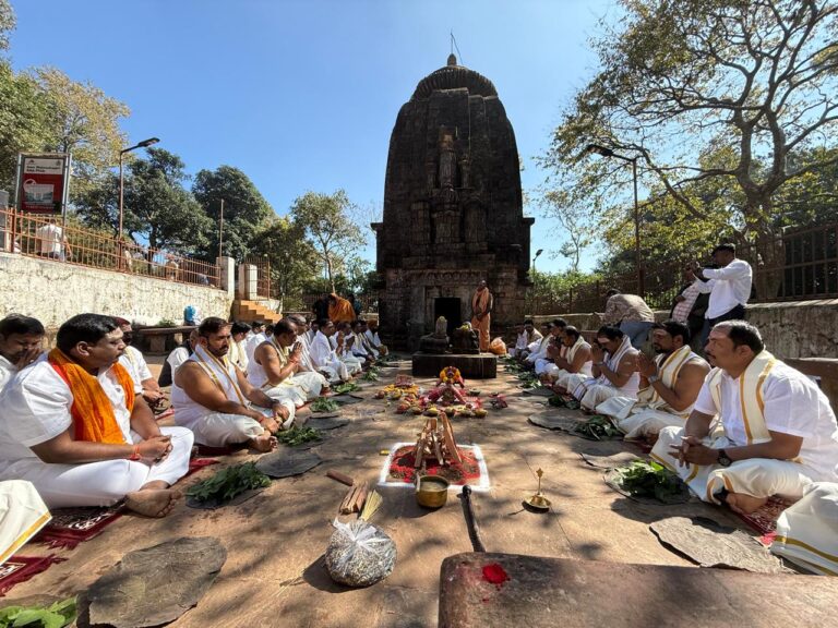 ମନ୍ତ୍ରୀ ଓ ୧୦ ବିଧାୟକ ଗଜପତି ଜିଲ୍ଲାର ମହେନ୍ଦ୍ରଗିରି ଓ ଜିରାଙ୍ଗ ବୁଦ୍ଧ ମନ୍ଦିର ପରିଦର୍ଶନ କଲେ