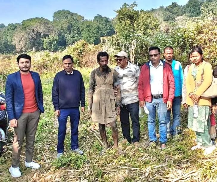 ଯୋଗାଣ ମନ୍ତ୍ରୀଙ୍କ ତତ୍ପରତା ପରେ ଗଜପତି ପ୍ରଶାସନ 2 କିମି ଜଙ୍ଗଲ ରାସ୍ତା ପାଦ ଚଲାରେ ଯାଇ ଦୁଃଖଙ୍କୁ ସହାୟତାର ପ୍ରତିଶୃତି ଦେଇ ଗ୍ରାମକୁ ଫେରାଇ ଆଣିଲେ ।