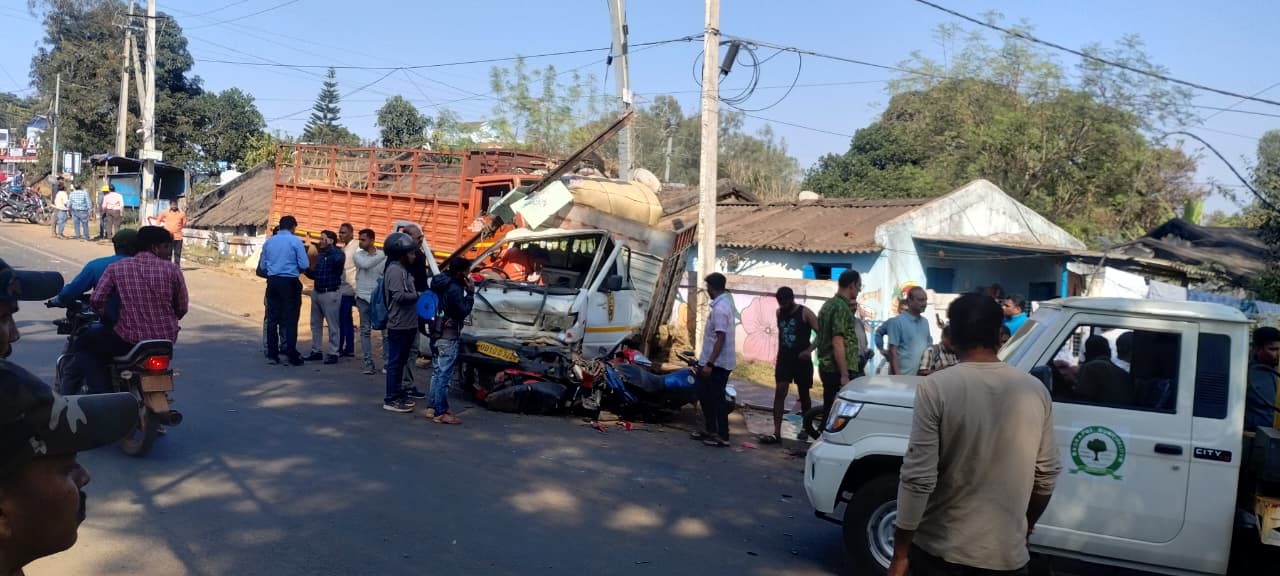 ସୁନାବେଡ଼ାରେ ଭୟାବହ ସଡ଼କ ଦୁର୍ଘଟଣା: ଟ୍ରକ୍ ବ୍ରେକ୍ ଫେଲ୍, ୨ଟି ପିକଅପ୍ ଓ ୮ଟି ବାଇକ୍ ଚୁରମାର