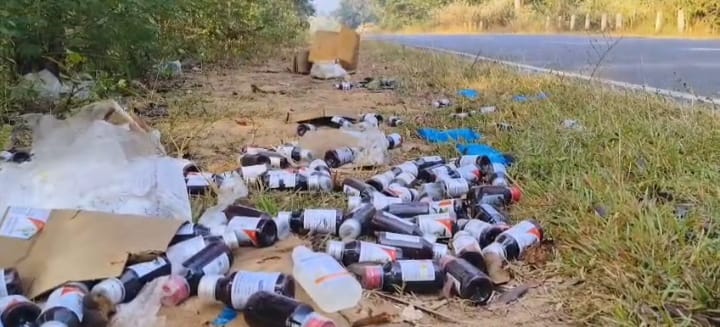 ସରକାର କା ମାଲ ଦରିଆ ମେଁ ଢାଲ….. ମୋହନାର ୩୨୬ ନଂ ଜାତୀୟ ରାଜପଥ କଡ଼ରେ ଲକ୍ଷାଧିକ ଟଙ୍କାର ଔଷଧକୁ ଫୋପାଡ଼ି ଦିଆଯାଇଛି