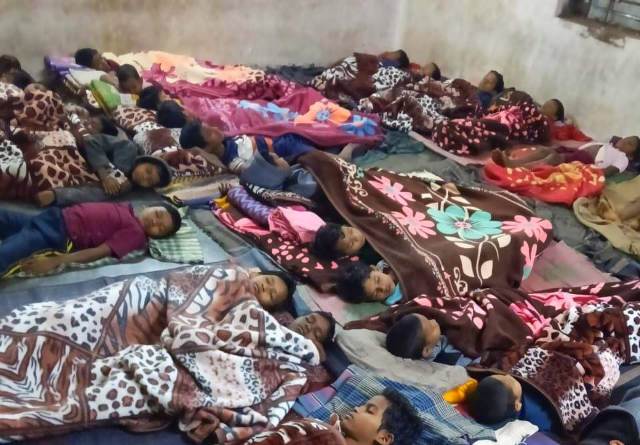 ଆବଶ୍ୟକ ବ୍ୟବସ୍ଥା ନଥିବାରୁ ପ୍ରାଥମିକ ବିଦ୍ୟାଳୟର ୪୦ ଜଣ ଅନ୍ତେବାସୀ ପ୍ରବଳ ଜାଡ ଓ ଶୀତରେ ବହୁ ଦୁଃଖ କଷ୍ଟ ପାଉଛନ୍ତି ।