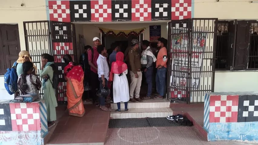 ସରକାରୀ କାର୍ଯ୍ୟାଳୟରେ ନିଯୁକ୍ତି ନାମରେ ବୈଠକ। ଚାଲିଥିଲା ବେଆଇନ ଅର୍ଥ କାରବାର। ପୁଲିସକୁ ଡାକି ଧରାଇ ଦେଲେ ସାମ୍ବାଦିକ। ପ୍ରଶାସନ ଅଗୋଚରରେ ଜିଲ୍ଲା ପରିଷଦ କାର୍ଯ୍ୟାଳୟ ନିକଟରେ ଗ୍ରାମୀଣ ଆତ୍ମନିଯୁକ୍ତି ପ୍ରଶିକ୍ଷଣ କେନ୍ଦ୍ର ସମ୍ମିଳନୀ କକ୍ଷଠାରେ ଚାଲିଥିଲା ବୈଠକ।