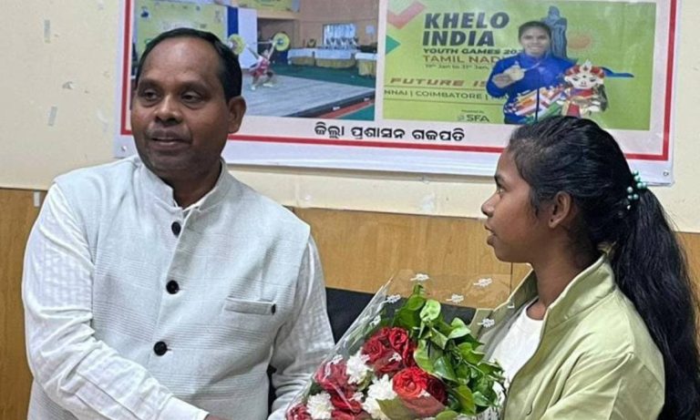 ଗଜପତି ଜିଲ୍ଲା ର ଜ୍ୟୋସ୍ନା ୱେଟଲିଫ୍ଟ ରେ ଜାତୀୟ ଓ ଆନ୍ତର୍ଜାତୀୟ ସ୍ତରରେ ଗୌରବ ଜନକ ସଫଳତା ଯୋଗୁଁ ପ୍ରଧାନମନ୍ତ୍ରୀ ଜାତୀୟ ଶିଶୁ ପୁରସ୍କାର ପାଇଁ ମନୋନୀତ ।