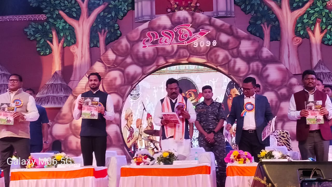 ସଂସ୍କୃତି, ପରମ୍ପରାର ବପର୍ବ ‘ଚଇତି’ନାଚଗୀତରେ କମ୍ପିଲା ଚଇତି ମଞ୍ଚ ମୁଖ୍ୟ  କଣ୍ଠଶିଳ୍ପୀ ଅନନ୍ୟା ଙ୍କ ଗୀତ ରେ ଝୁମିଲେ ଦର୍ଶକ