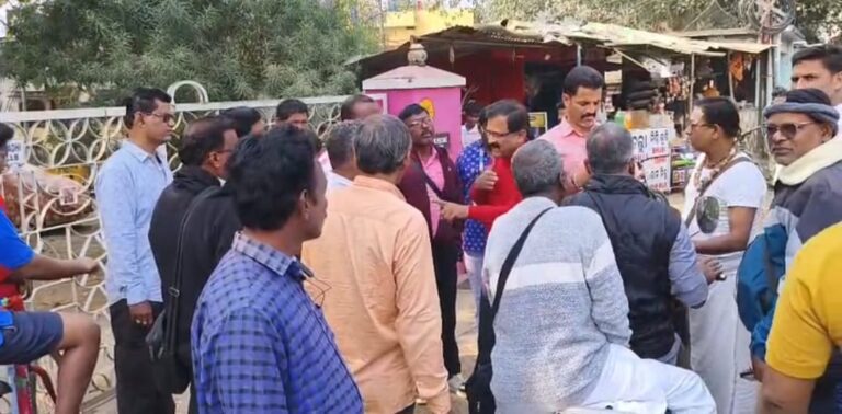 ପାରଳାଖେମୁଣ୍ଡି ସହରରେ ଖ୍ରୀଷ୍ଟିଧର୍ମ ପ୍ରଚାରକ ଓ ବିଶ୍ୱହିନ୍ଦୁ ପରିଷଦ କର୍ମକର୍ତ୍ତା ମୁହାଁମୁହିଁ ।