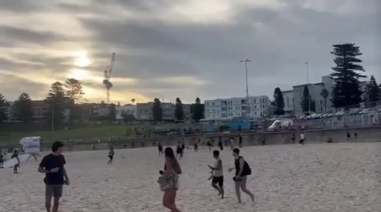 ଅଷ୍ଟ୍ରେଲିଆର ସିଡ୍‌ନୀର ଲୋକପ୍ରିୟ ବୋଣ୍ଡି ବିଚ୍‌ରେ ରବିବାର ଦୁଇ ଜଣ ବନ୍ଧୁକଧାରୀଙ୍କ ଗୁଳିମାଡ଼ରେ ୧୦ ଜଣଙ୍କ ମୃତ୍ୟୁ ଘଟିଥିବା ବେଳେ ପ୍ରାୟ ୧୫ ଜଣ ଆହତ ହୋଇଛନ୍ତି।