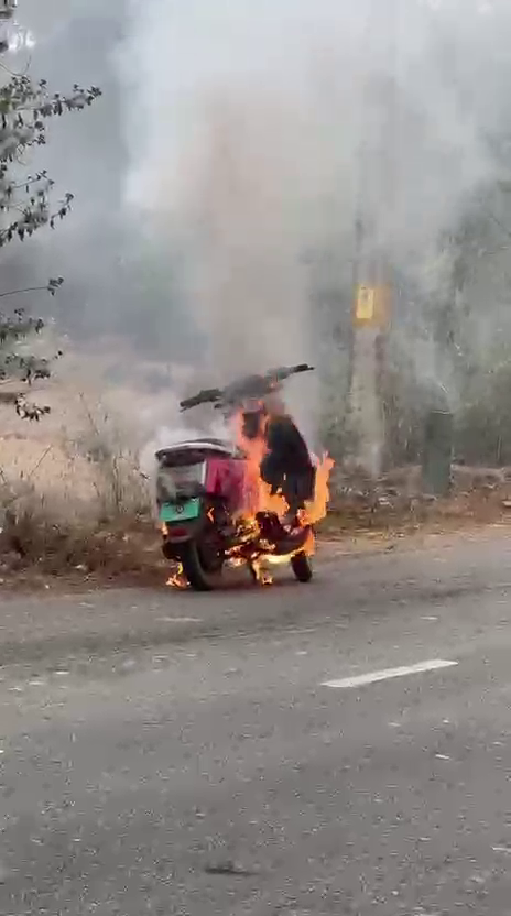 ବାରିପଦାରେ ଚଳନ୍ତା ଅବସ୍ଥାରେ ଜଳିଗଲା ଇଲେକ୍ଟ୍ରିକ୍ ସ୍କୁଟର୍, ଅଳ୍ପକେ ରକ୍ଷା ପାଇଲେ ଚାଳକ