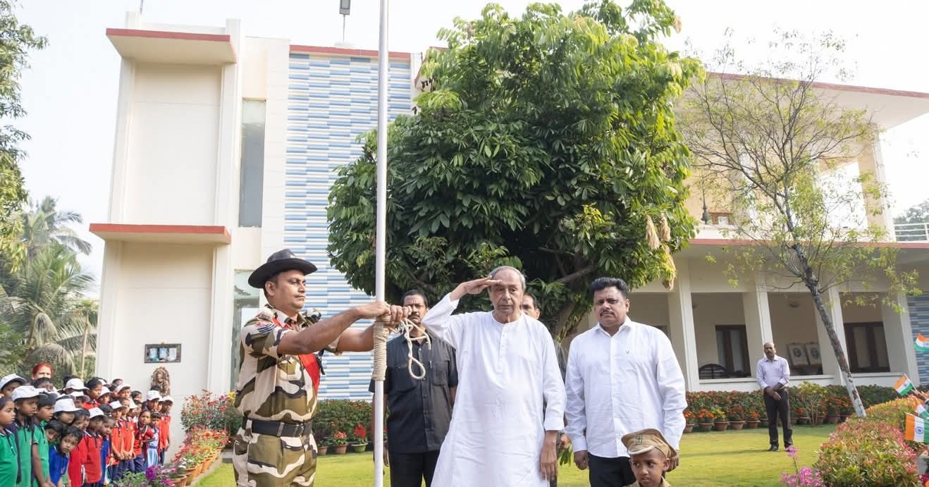 ନବୀନ ନିବାସରେ ଜାତୀୟ ପତାକା ଉତ୍ତୋଳନ କଲେ ବିଜେଡ଼ି ସୁପ୍ରିମୋ ନବୀନ ପଟ୍ଟନାୟକ