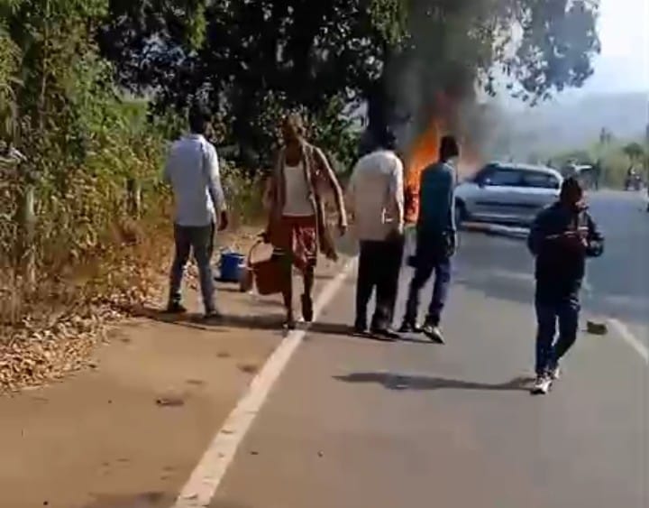 ଡୁଙ୍ଗି ଠାରେ ବୁଲେଟ କାର୍ ମୁହାଁ ମୁହିଁ ଧକ୍କାରେ ଜଳିଗଲା ଦୁଇଟି ଗାଡି, ଦୁଇଭାଇ ଗୁରୁତର