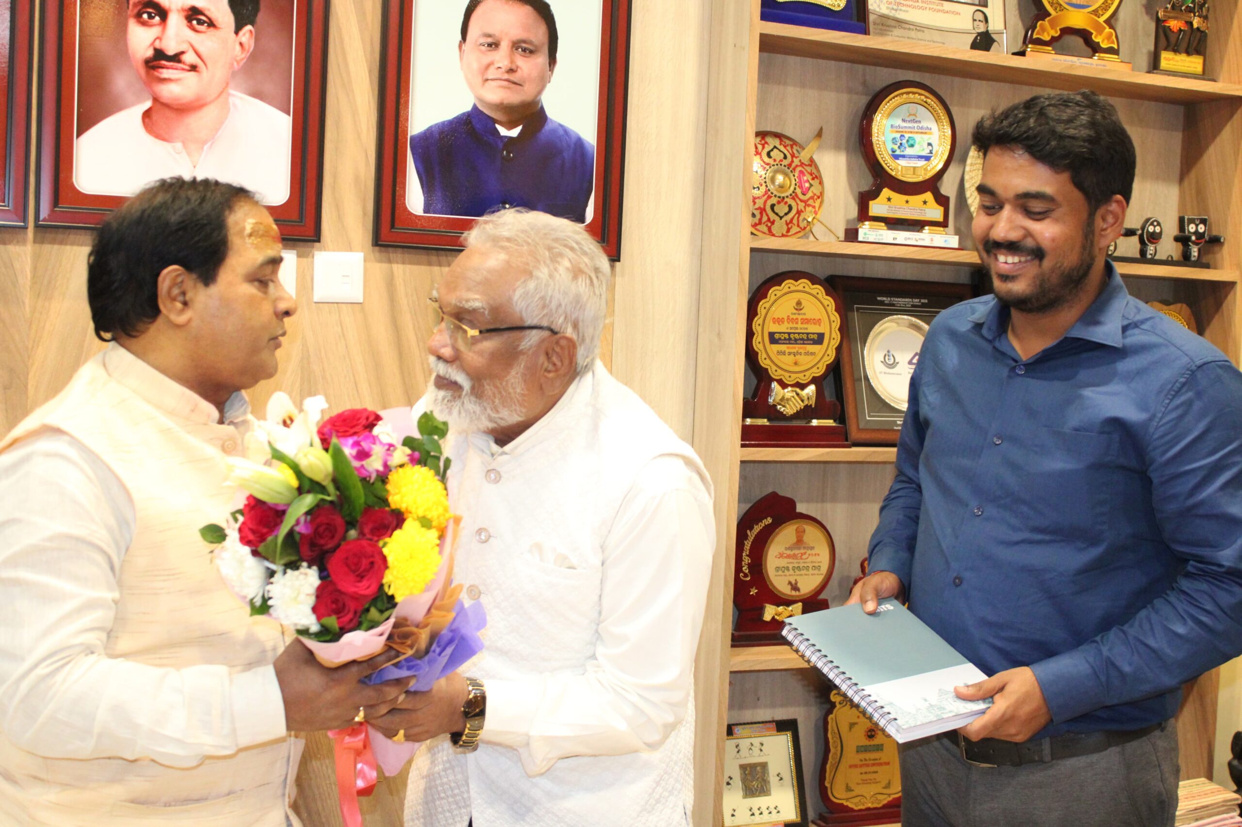 108 କୁଣ୍ଡିୟ ମହାଯଂଜ୍ଞ କୁ ଆସିବା ନିମନ୍ତେ ମନ୍ତ୍ରୀ ଙ୍କୁ ଭେଟିଲେ ମିଟ୍ସ ଅଧକ୍ଷ