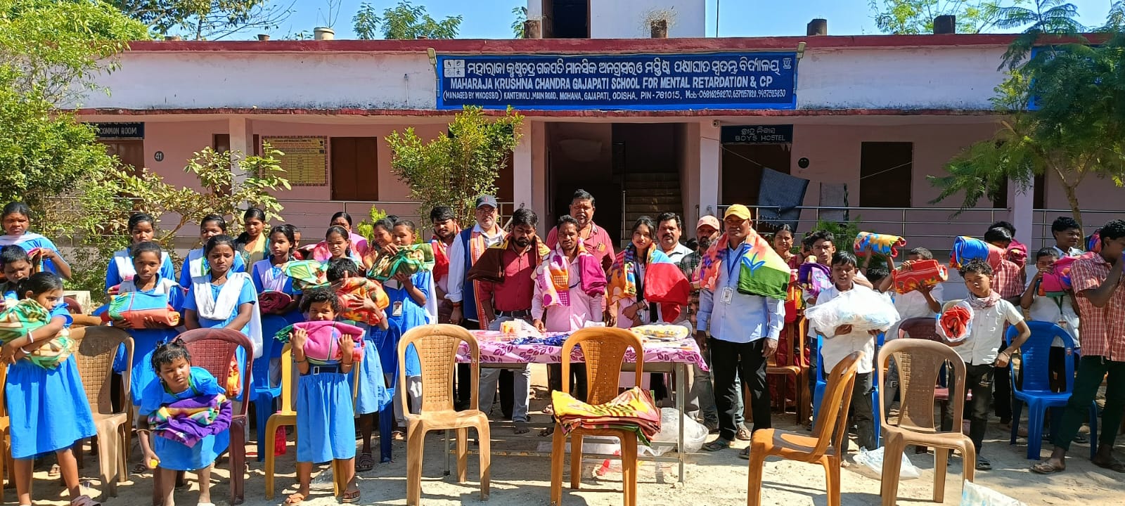 ଦିବ୍ୟାଙ୍ଗ ଛାତ୍ର ଛାତ୍ରୀ ମାନଙ୍କୁ ଶୀତ ବସ୍ତ୍ର ଓ ନିତ୍ୟ ବ୍ୟବହାର୍ଯ୍ୟ ମିଠେଇ ବଣ୍ଟନ ।