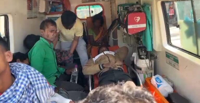 ୨୪ ଜଣ ଯାତ୍ରୀଙ୍କୁ ଧାରି ବଡ଼ଗଡ଼ ଯାଉଥିବା ଏକ ଅଟୋ ଭାରସାମ୍ୟ ହରାଇ ଓଲଟି ୧୨ ଗୁରୁତର