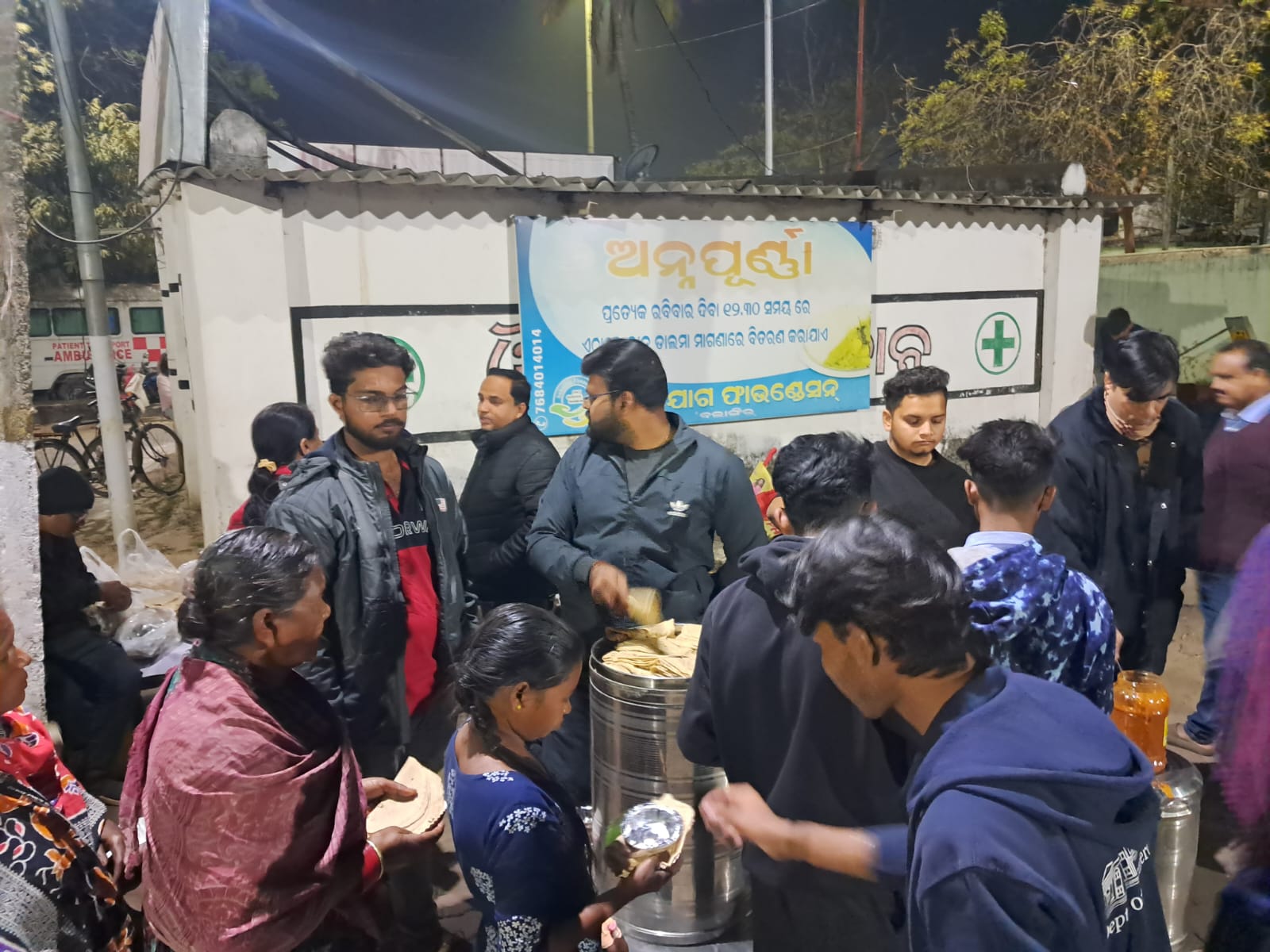 *ବଲାଙ୍ଗିରରେ ସମାଜ ସେବାର ମହାନ ଉଦାହରଣ: ସହଯୋଗ ଫାଉଣ୍ଡେସନ୍ ଓ CNC କଲେଜର ସଂଯୁକ୍ତ ପ୍ରୟାସରେ ୭୦୦ରୁ ଅଧିକ ଲୋକଙ୍କୁ ଖାଦ୍ୟ ଓ ବସ୍ତ୍ର ବଣ୍ଟନ**