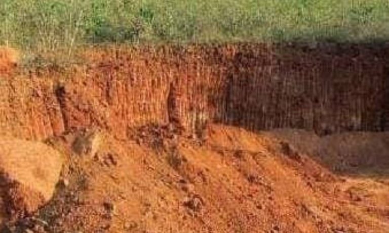 ଗଜପତିରେ ଖଣି ମାଫିଆ ଓ ରାଜସ୍ୱ, ଖଣି ମାଫିଆ ଙ୍କ ମଧ୍ୟରେ ମଧୁ ଚନ୍ଦ୍ରିକା… ଚନ୍ଦ୍ରଗିରି ଅଞ୍ଚଳରେ ବେଆଇନ ମୋରମ ଖନନ ଯୋଗୁଁ ସାଧାରଣରେ ଅସନ୍ତୋଷ ।