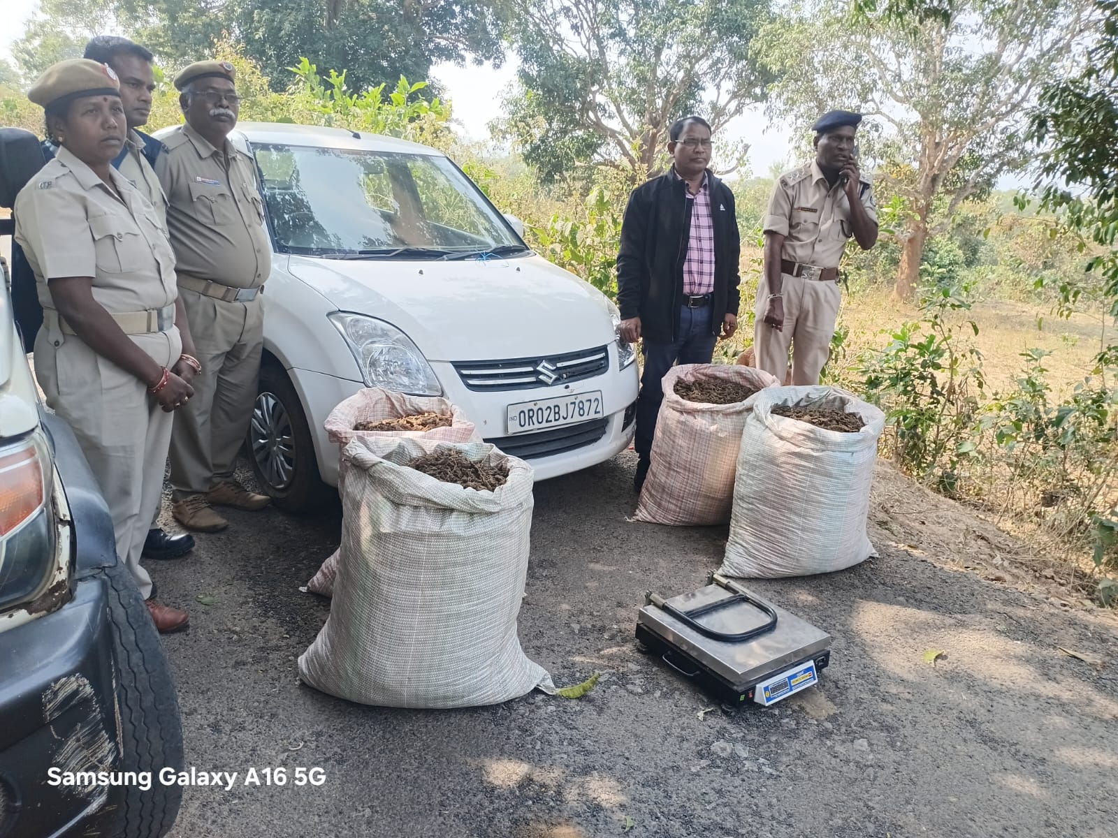 ବାଟାମା ଛକ ନିକଟ ରୁ କାର ସହ ଗଞ୍ଜେଇ ଜବତ ଚାଳକ ଫେରାର ।