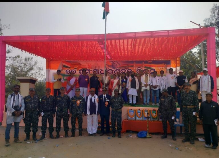 ମୋହନା ବ୍ଲକ ସ୍ତରୀୟ ପ୍ୟାରେଡ ରେ ଅଭିବାଦନ ଗ୍ରହଣ କଲେ ବିଧାୟକ ଦାଶରଥି ଗମାଙ୍ଗ ।