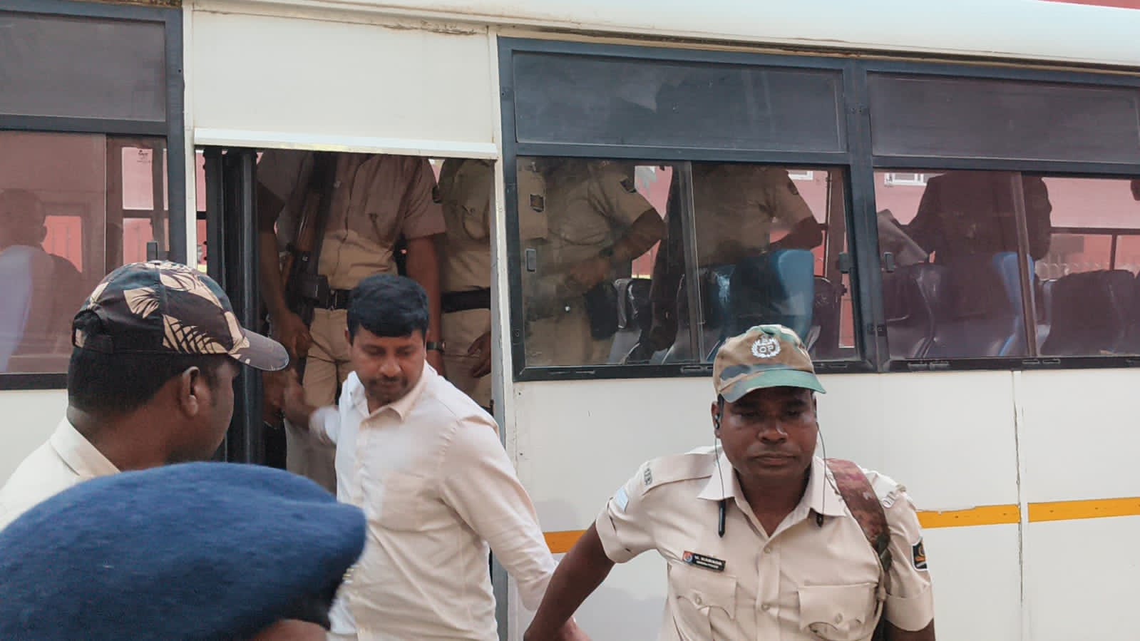 ମାଓ ନେତା ଡୋନା କେଶବ ରାଓ ଏଲୀୟସ ଆଜାଦଙ୍କୁ ପାରଳାଖେମୁଣ୍ଡି ସ୍ୱତନ୍ତ୍ର ଅଦାଲତରେ ହାଜର