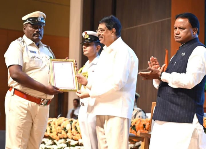 ରାଜ୍ୟପାଳଙ୍କ ଦ୍ୱାରା ରାମଗିରି ଥାନାଧିକାରୀଙ୍କୁ ଦକ୍ଷ ପୁଲିସ ଅଧିକାରୀ ସମ୍ମାନ ପ୍ରଦାନ ।