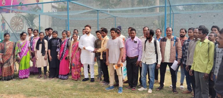 ରାସ୍ତା କାର୍ଯ୍ୟ ସଂପୂର୍ଣ୍ଣ କରିବା ପାଇଁ ବିଧାୟକ ଙ୍କୁ ନିବେଦନ କଲେ କୁଜାସିଂ ଗ୍ରାମ ବାସି।