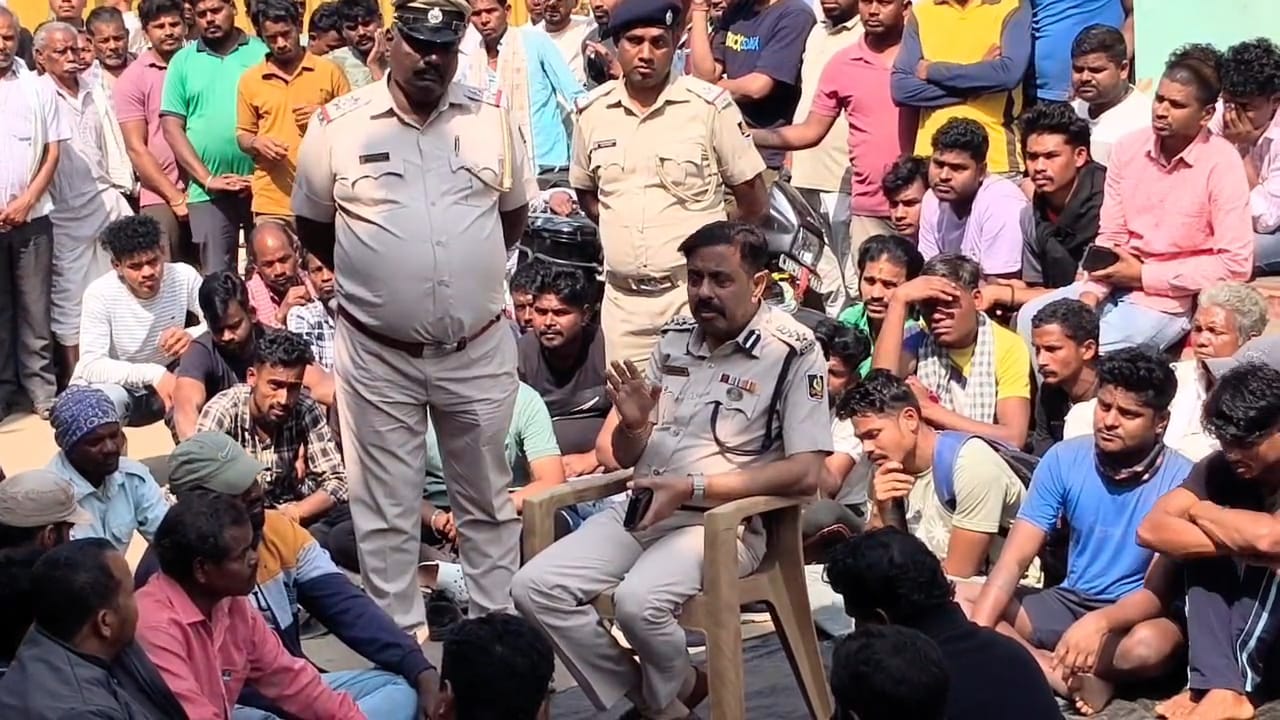 ଭାଜପା ରାଜ୍ୟ କାର୍ଯ୍ୟ କାରିଣୀ ସଦସ୍ୟ ଙ୍କ ଘର ଉପରକୁ ଆକ୍ରମଣ, ଗାଁ ରେ ଚାରି ପ୍ଲାଟୁନ ପୋଲିସ ଫୋର୍ସ ମୁତୟନ। 9 ଜଣଙ୍କୁ ଅଟକ ରଖି ପଚାରା ଉଚ୍ଚାର କରୁଛି ପୋଲିସ ।